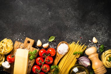 Siyah arkaplan görünümünde makarna içeriği.