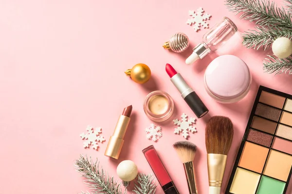 Make-up produkty a vánoční dekorace v růžové. — Stock fotografie