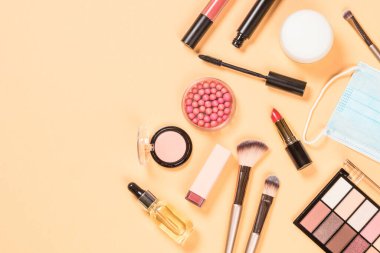 Yüz maskeli profesyonel makyaj ürünleri.