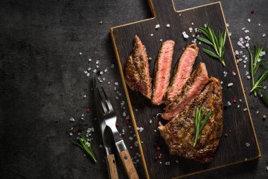 Siyah masada ızgara biftek..