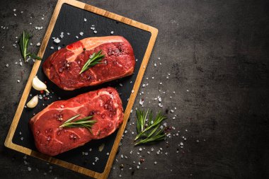 Siyah masada taze biftek..