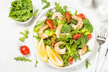 Sebzeli ve yapraklı karides salatası..