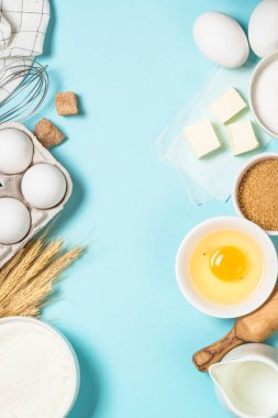 Mavi masa görünümünde pişirme malzemeleri.