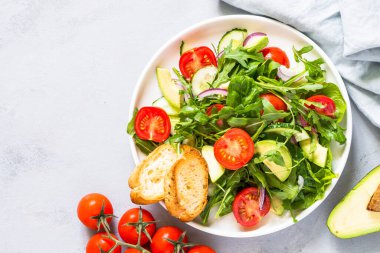 Yaprak ve sebzelerden yeşil salata.