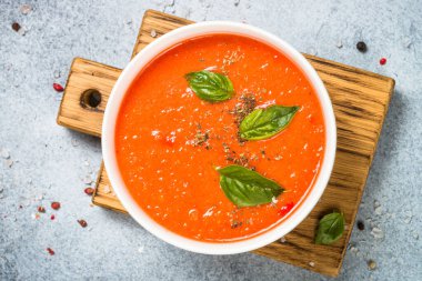 Beyaz masada domates çorbası.
