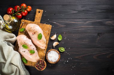 Tahta masada sebzeli ve baharatlı tavuk filetosu..