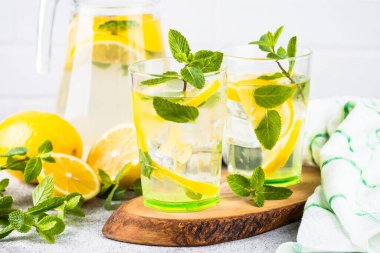 Beyaz masada iki bardak limonata..