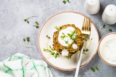 Ispanak, hepbs ve parmesan peynirli kabaklı krep, ekşi kremayla servis edilir..