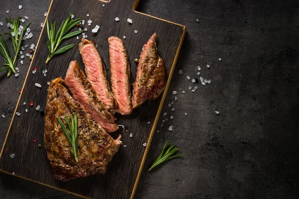 Filete de ternera a la parrilla sobre mesa negra . —  Fotos de Stock