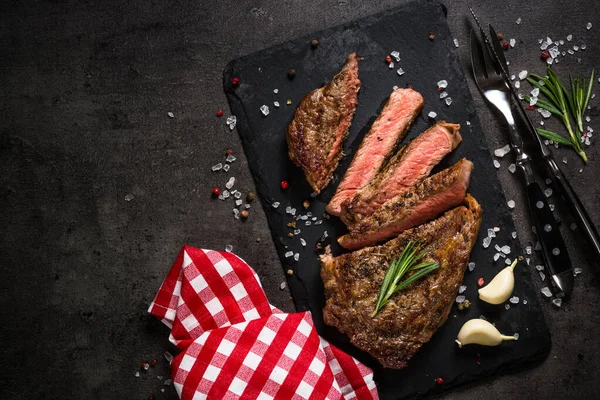 Grillezett marhahús fekete asztalon. — Stock Fotó