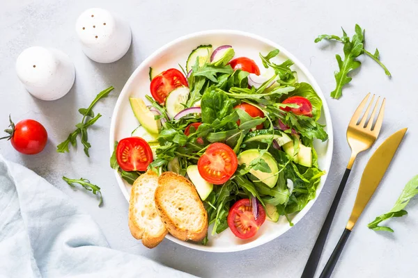 Ensalada verde de hojas y verduras. —  Fotos de Stock