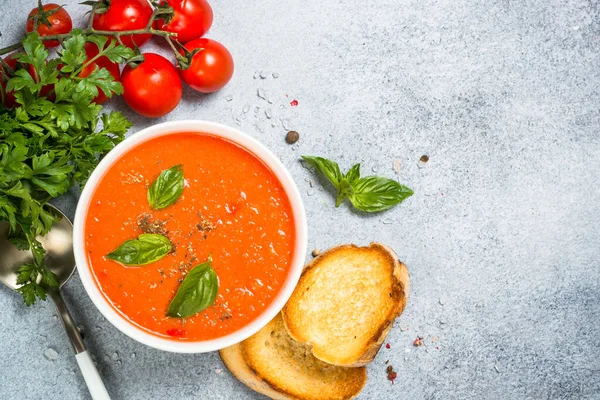 Tomatsoppa vid vitt bord. — Stockfoto