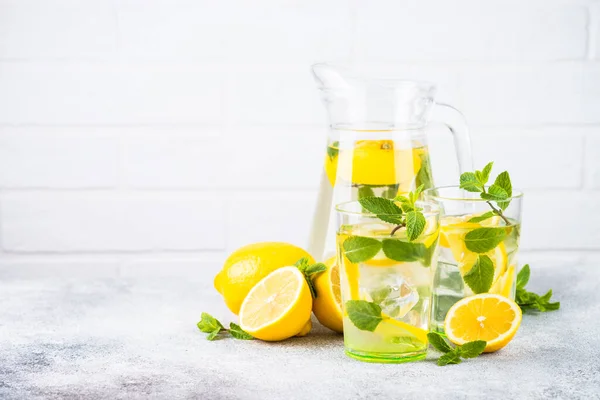 Limonada en dos vasos en mesa blanca. —  Fotos de Stock