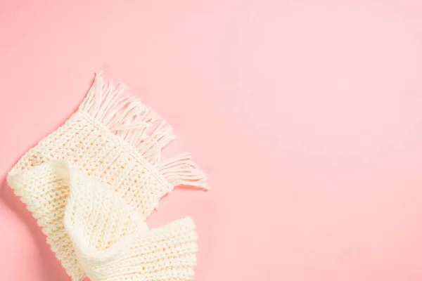 Lenço branco em um fundo rosa. deitado plano — Fotografia de Stock