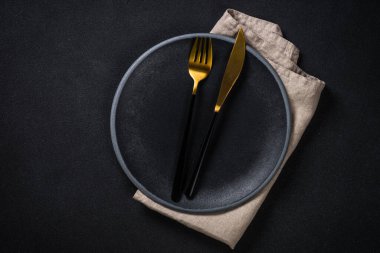 Siyah arkaplanda siyah plakalı tablo ayarı.