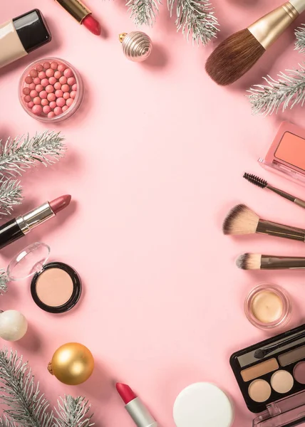 Produits de maquillage et décorations de Noël en rose. — Photo