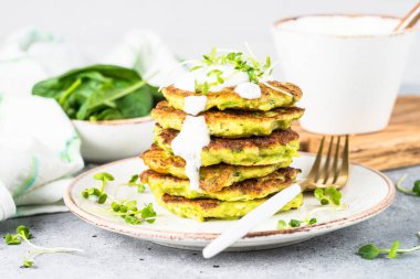 Ispanak, hepbs ve parmesan peynirli kabaklı krep, ekşi kremayla servis edilir..