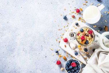 Cam kavanozda taze böğürtlenli granola.