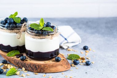 Yabanmersinli parfe, granola ve reçel iki cam kavanozda..