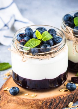 Yabanmersinli parfe, granola ve reçel iki cam kavanozda..