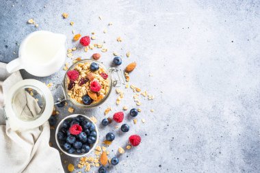 Cam kavanozda taze böğürtlenli granola.