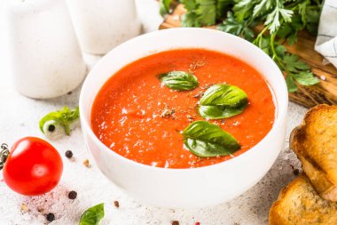 Beyaz masada domates çorbası.