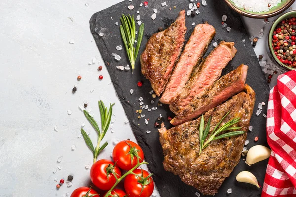 Bife grelhado na placa de serviço preta . — Fotografia de Stock