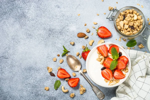 Jogurt z granolą i truskawką w białej misce — Zdjęcie stockowe