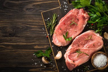 Tahta masada taze biftek ve baharat var..