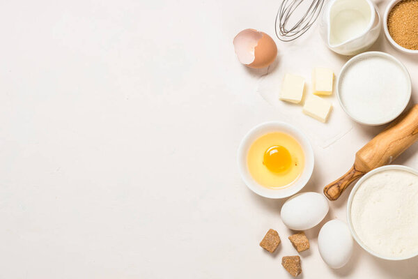 Выпечка ингредиентов на синем столе вид сверху
.