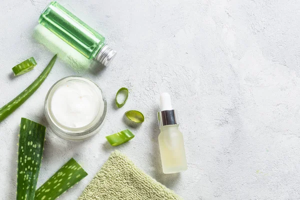 Aloe vera cosmetic la vedere de sus la masa de piatră . — Fotografie, imagine de stoc