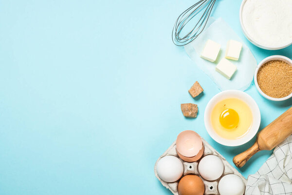 Выпечка ингредиентов на синем столе вид сверху
.