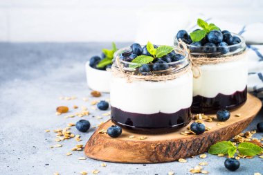 Yabanmersinli parfe, granola ve reçel iki cam kavanozda..