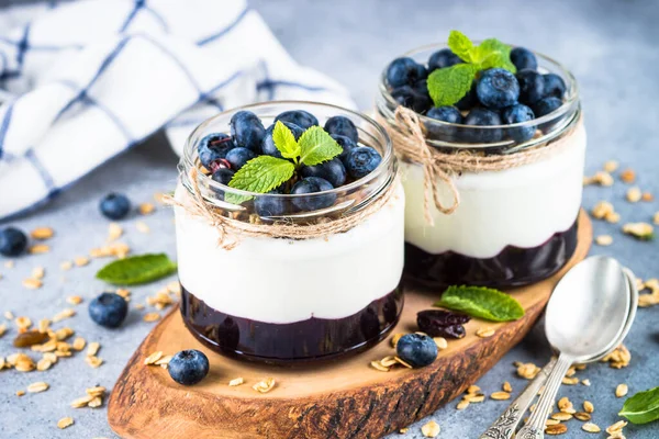 Yabanmersinli parfe, granola ve reçel iki cam kavanozda.. — Stok fotoğraf