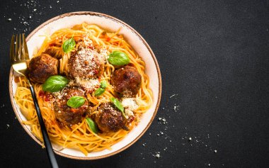 Köfteli makarna, siyah domates sosu..