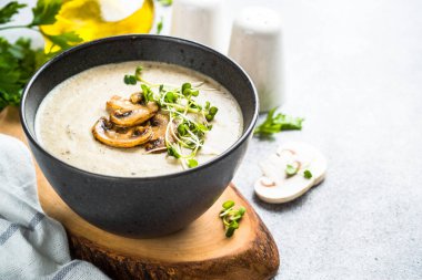 Hafif taş masadaki mantar çorbası..