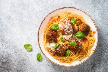 Domates soslu köfteli makarna..