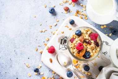 Cam kavanozda taze böğürtlenli granola.