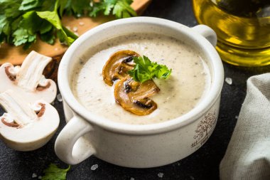 Kara taş masadaki mantar çorbası..