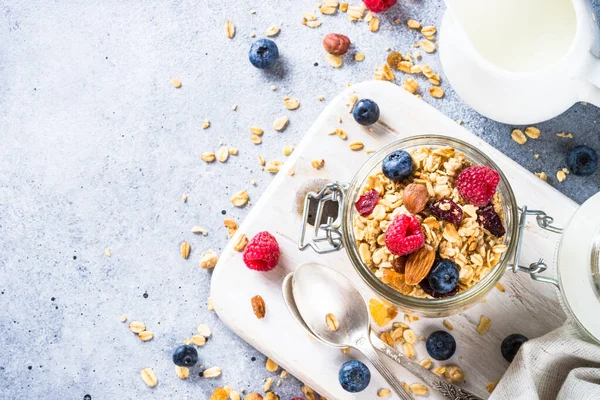 Cam kavanozda taze böğürtlenli granola.