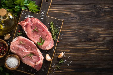 Tahta masada taze biftek ve baharat var..