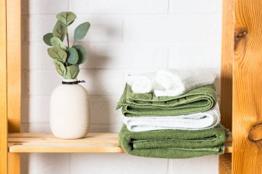 Kozmetik ürünler ve havlular için ahşap raflı banyo..