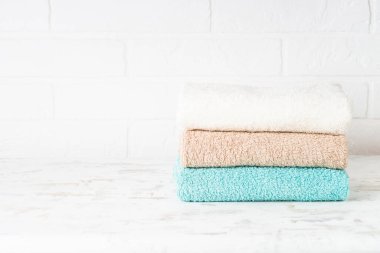 Banyo havluları beyaz banyoda..