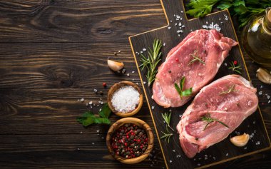 Tahta masada taze biftek ve baharat var..