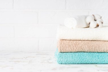 Banyo havluları beyaz banyoda..