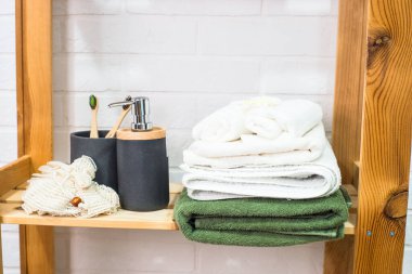 Kozmetik ürünler ve havlular için ahşap raflı banyo..