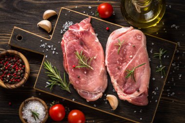 Tahta masada taze biftek ve baharat var..