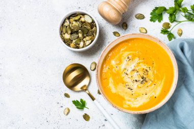 Beyaz kasede kremalı balkabağı çorbası..