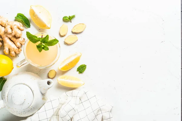 Tè allo zenzero con limone al tavolo bianco. — Foto Stock