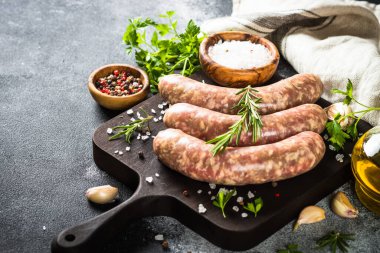 Siyah masadaki baharatlı sosis ya da sosis dilimleme tahtası..